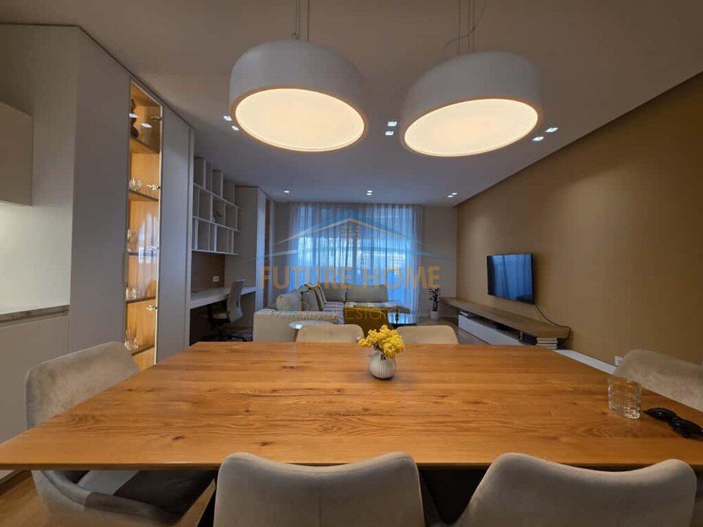 Qera,Apartament 3+1+2 tek Bulevardi Zogu i I!