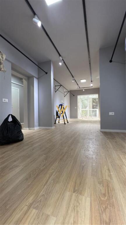 JEPET AMBIENT BIZNESI 75 M2 ME QERA TE MYSLYM SHYRI 1.200 EURO