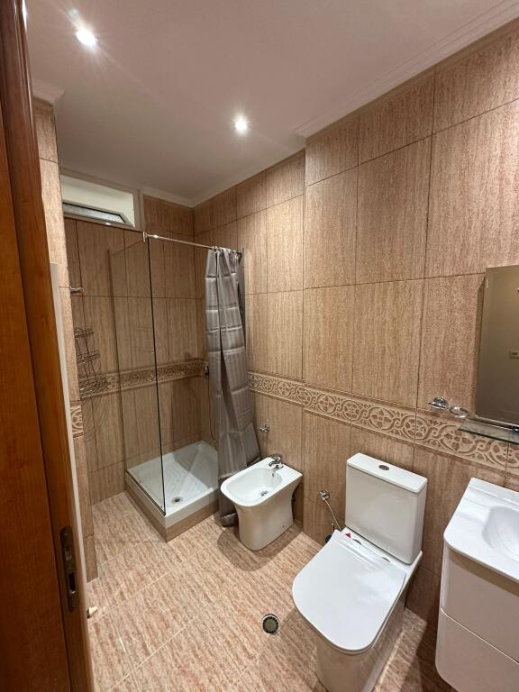 📍 Apartament me qira – Kompleksi Usluga, Prane Ish Stacionit te Trenit.Afer SPAK-ut  