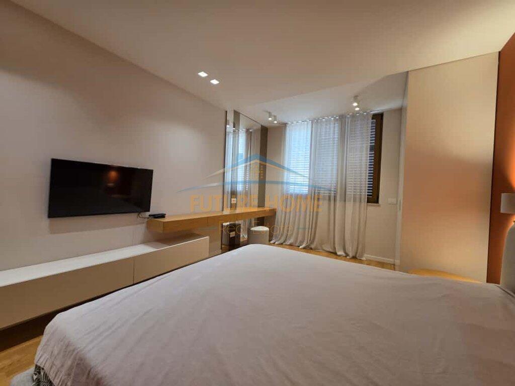 Qera,Apartament 3+1+2 tek Bulevardi Zogu i I!