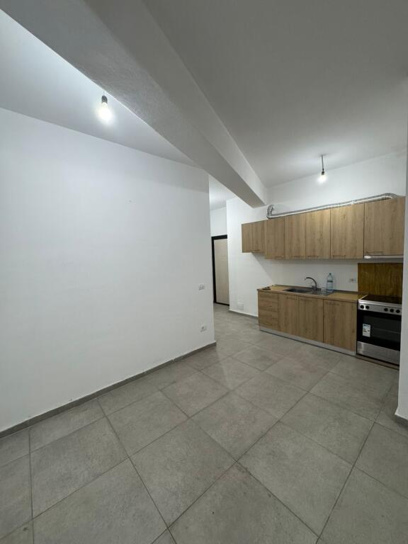 For rent Apartment 1+1, 5 Maj Street, Municipality Buildings, 300 thousand lek