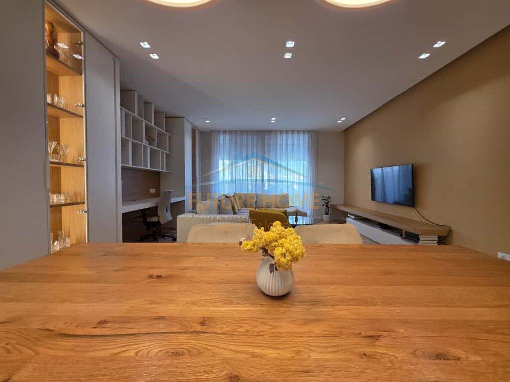 Qera,Apartament 3+1+2 tek Bulevardi Zogu i I!