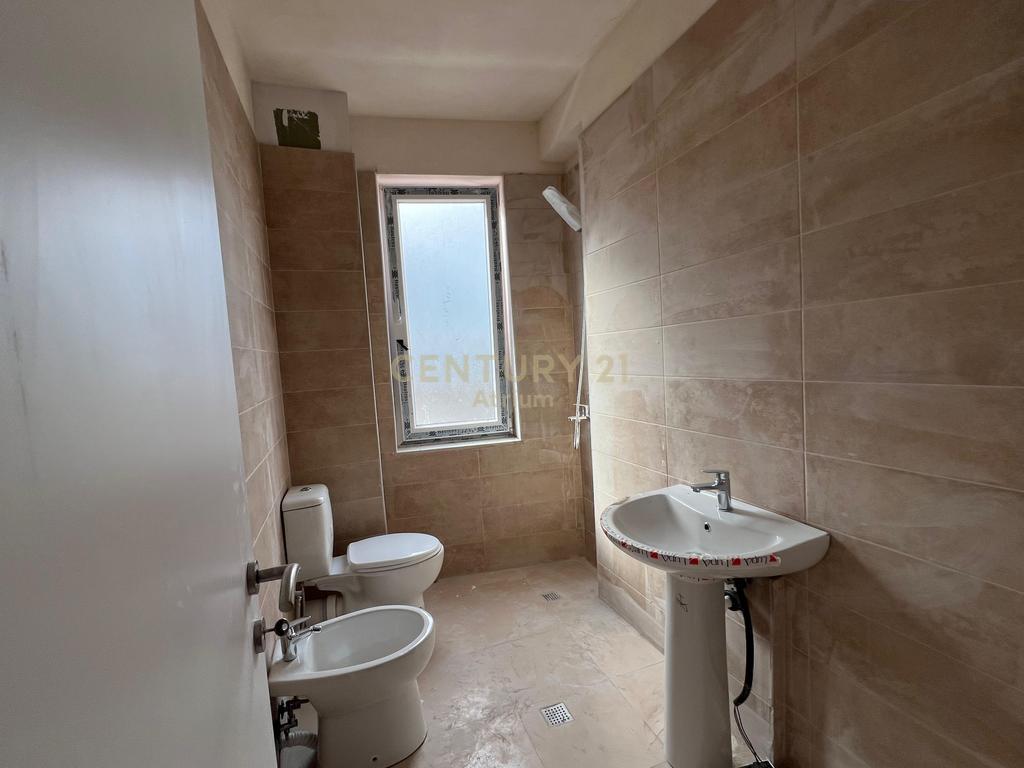 🏡 SHITET APARTAMENT 2+1 ME VERANDË – PRANË SHKOLLËS SË BASHKUAR