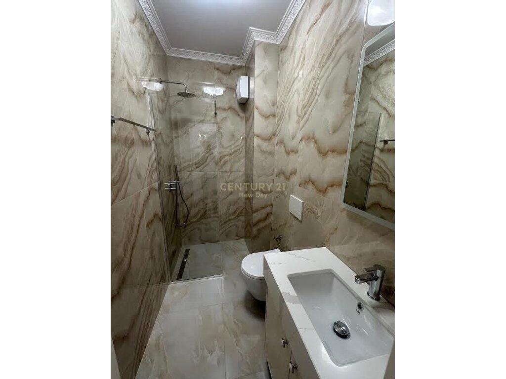 Apartament i ri 2+1+2 me qira pranë Pazarit të Ri