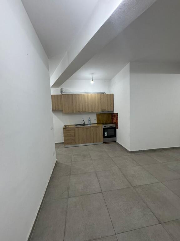For rent Apartment 1+1, 5 Maj Street, Municipality Buildings, 300 thousand lek