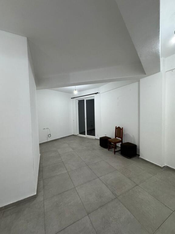 For rent Apartment 1+1, 5 Maj Street, Municipality Buildings, 300 thousand lek