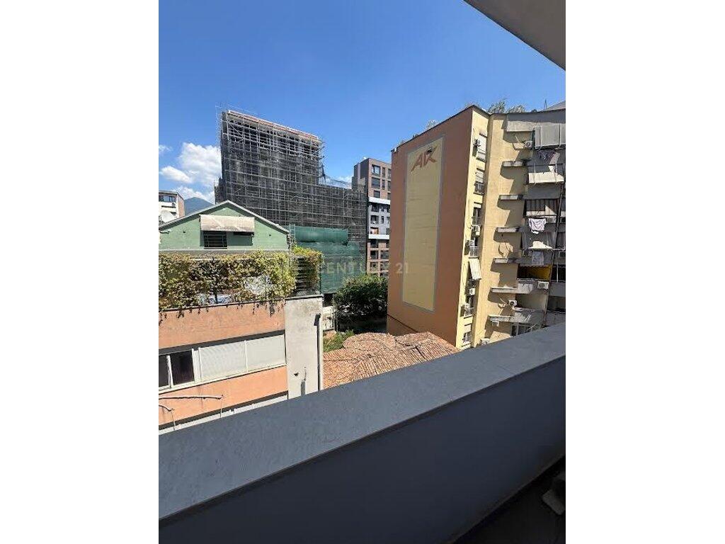 Apartament i ri 2+1+2 me qira pranë Pazarit të Ri