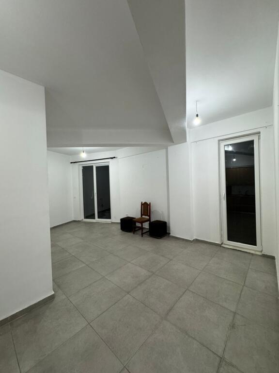 For rent Apartment 1+1, 5 Maj Street, Municipality Buildings, 300 thousand lek