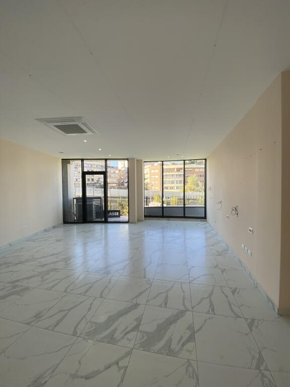 Locale commerciale, per uffici con vista lago liqeni, 900 euro