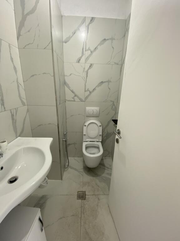 Locale commerciale, per uffici con vista lago liqeni, 900 euro