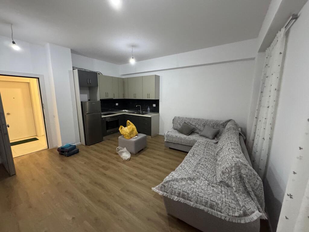 Affittasi appartamento 1+1  Indirizzo: Ali demi Complesso kaimi Arredato  Piano 2  Prezzo 40.000 lek