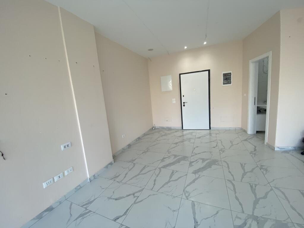 Locale commerciale, per uffici con vista lago liqeni, 900 euro