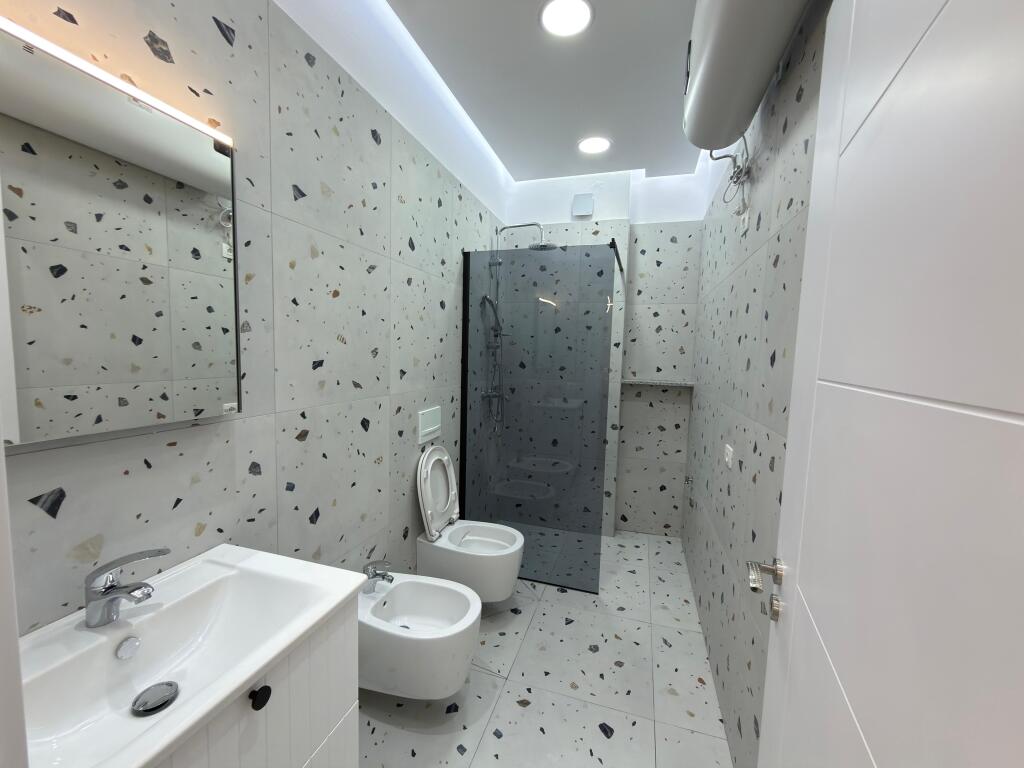 🏡 Qira – Apartament 1+1 📍 5 Maji, Tiranë 📐 Kati 6 ✨ I sapoarreduar  💶 Çmimi: 55000/ muaj