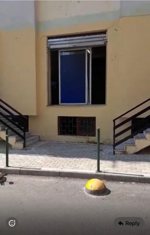 Locale commerciale in affitto, sovrappasso del comune, 1350 euro con 2 posti auto