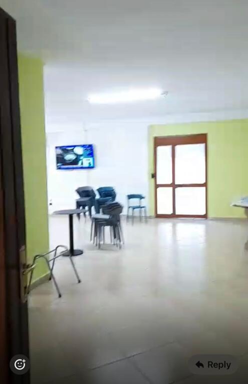 Locale commerciale in affitto, sovrappasso del comune, 1350 euro con 2 posti auto