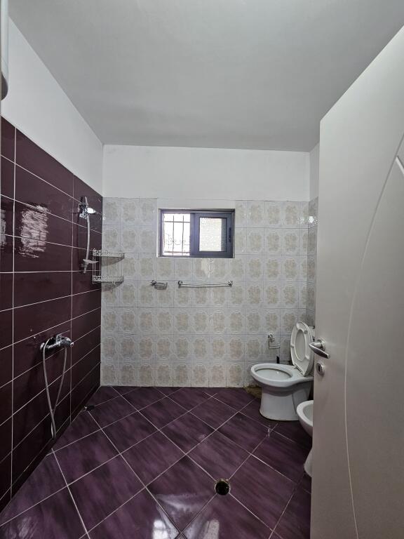 In Affitto: Casa 2+1+Cucina indipendente & 3 Posti Auto (Cortile) - *58.000 lek/mese* 📍 Campo di Aviazione - PARQUET | Condizionatore