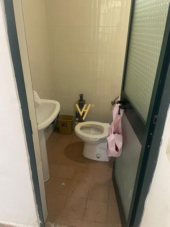 JEPET ZYRE 50 M2 ME QERA TE ISH EKSPOZITA 80.000 LEKE