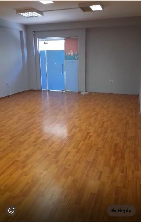 Locale commerciale in affitto, sovrappasso del comune, 1350 euro con 2 posti auto