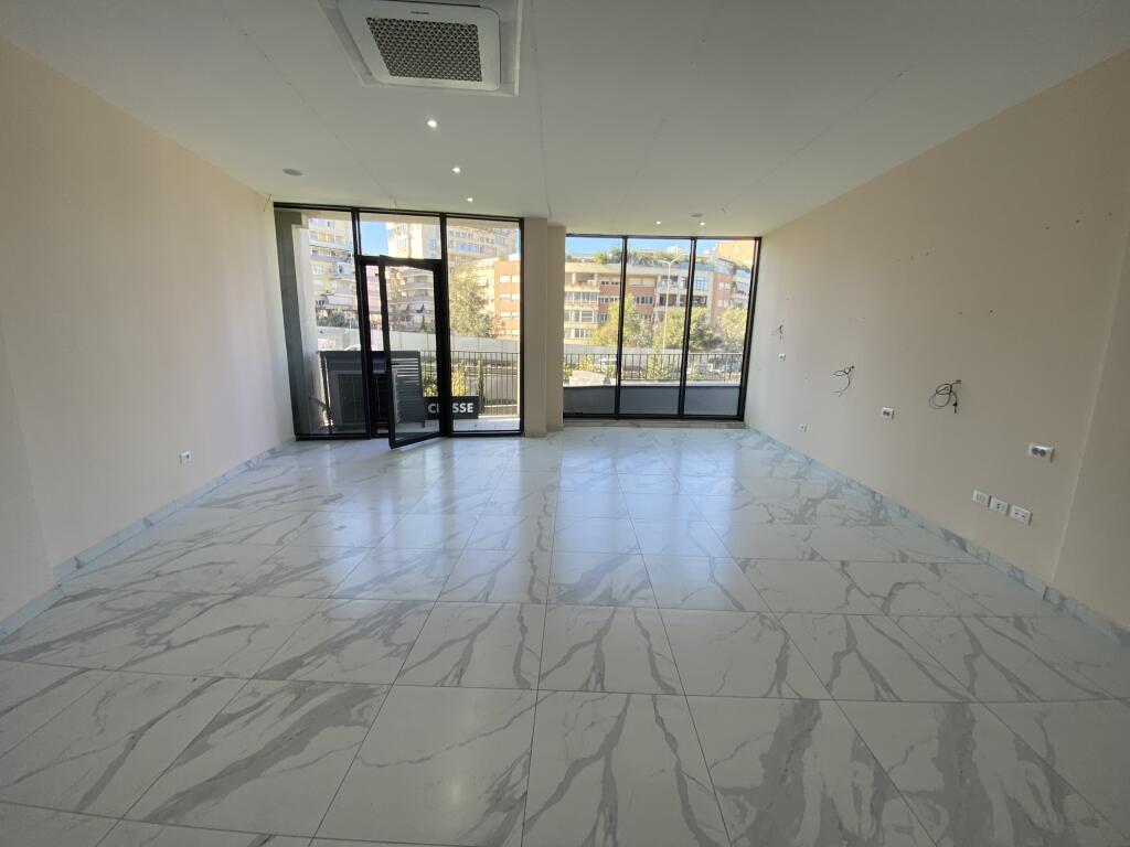 Locale commerciale, per uffici con vista lago liqeni, 900 euro