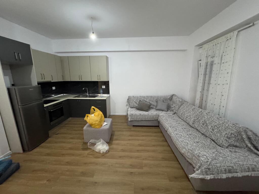 Affittasi appartamento 1+1  Indirizzo: Ali demi Complesso kaimi Arredato  Piano 2  Prezzo 40.000 lek