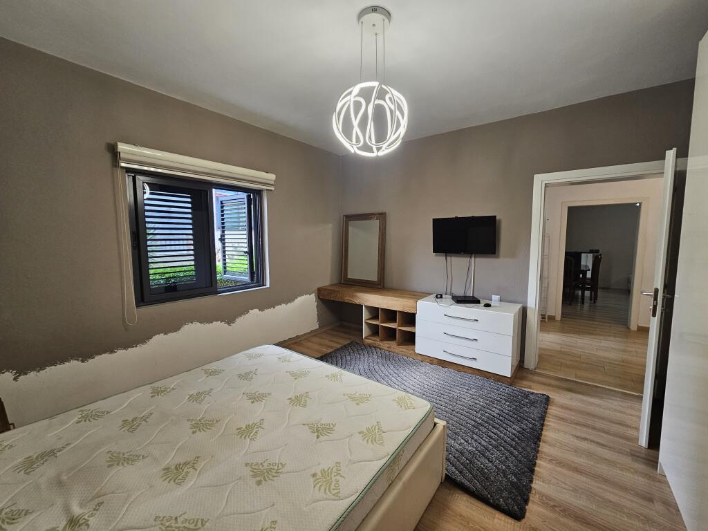 In Affitto: Casa 2+1+Cucina indipendente & 3 Posti Auto (Cortile) - *58.000 lek/mese* 📍 Campo di Aviazione - PARQUET | Condizionatore
