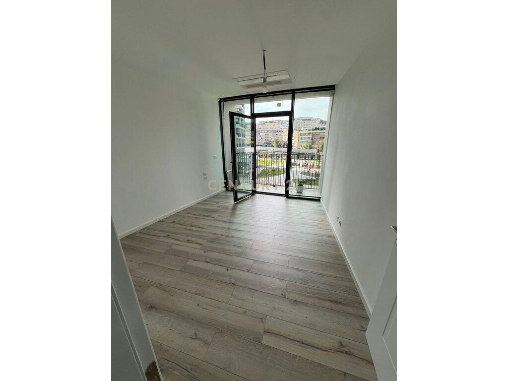 JEPET ME QIRA AMBIENT KOMERCIAL TE LAKE VIEW!