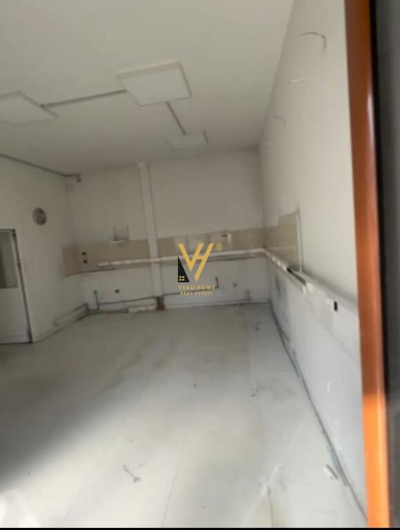 SHOP FOR RENT 65 M2 FOR RENT AT BLV ZOGU I PARE 70,000 LEKE