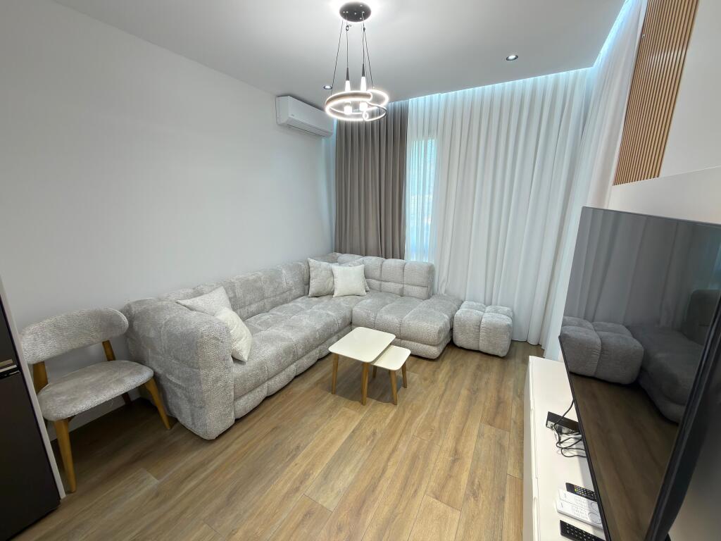 🏡 Qira – Apartament 1+1 📍 5 Maji, Tiranë 📐 Kati 6 ✨ I sapoarreduar  💶 Çmimi: 55000/ muaj