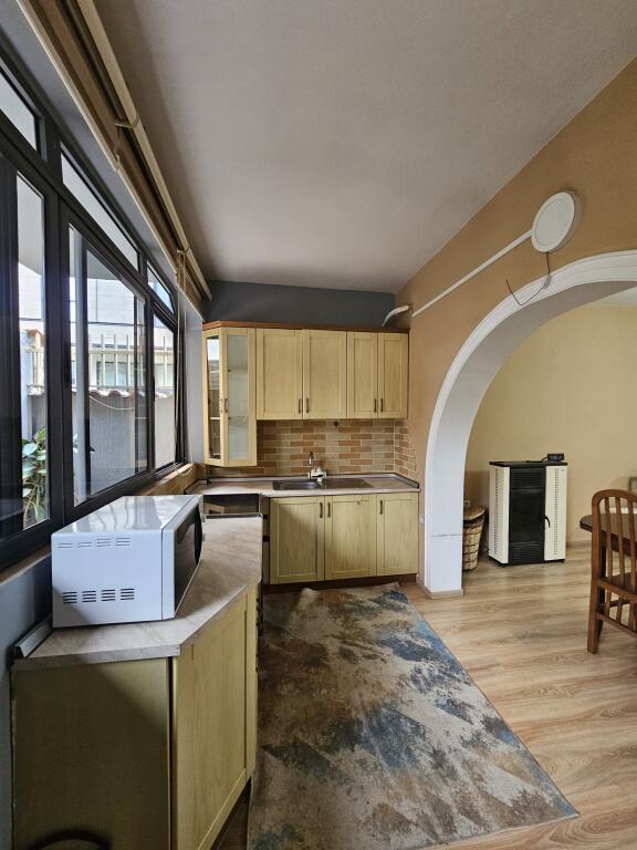 In Affitto: Casa 2+1+Cucina indipendente & 3 Posti Auto (Cortile) - *58.000 lek/mese* 📍 Campo di Aviazione - PARQUET | Condizionatore