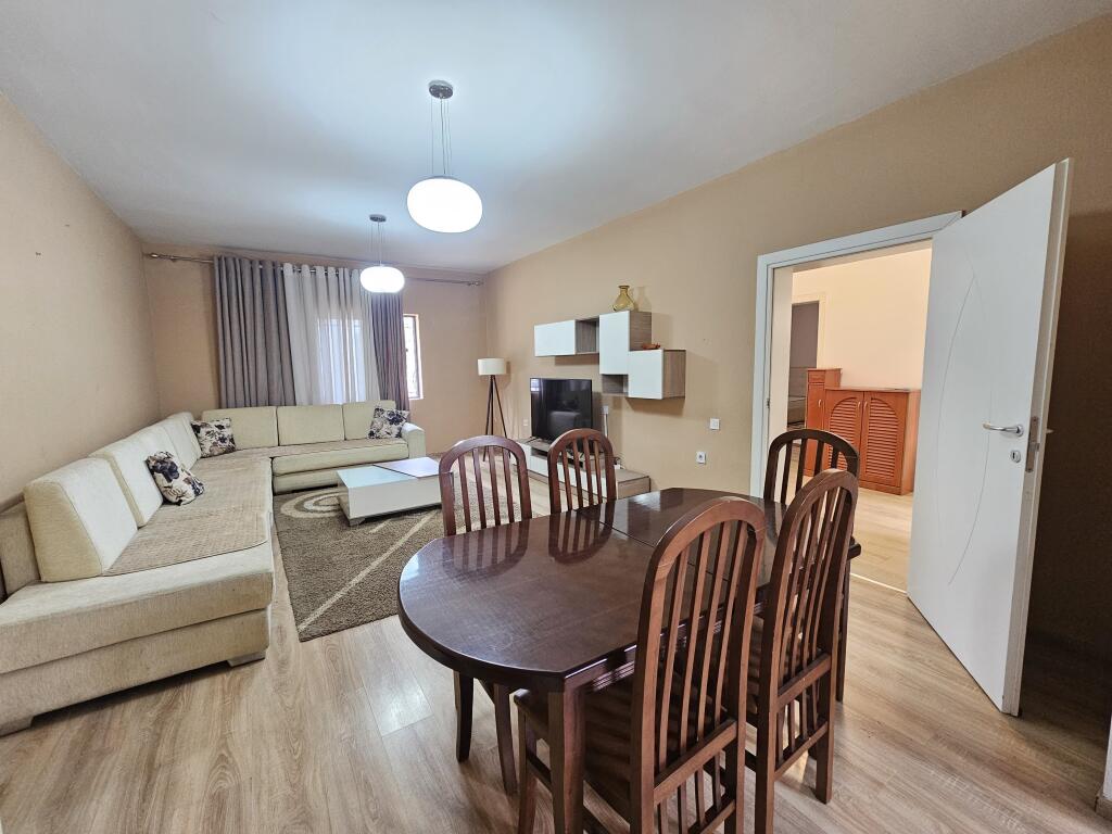 In Affitto: Casa 2+1+Cucina indipendente & 3 Posti Auto (Cortile) - *58.000 lek/mese* 📍 Campo di Aviazione - PARQUET | Condizionatore