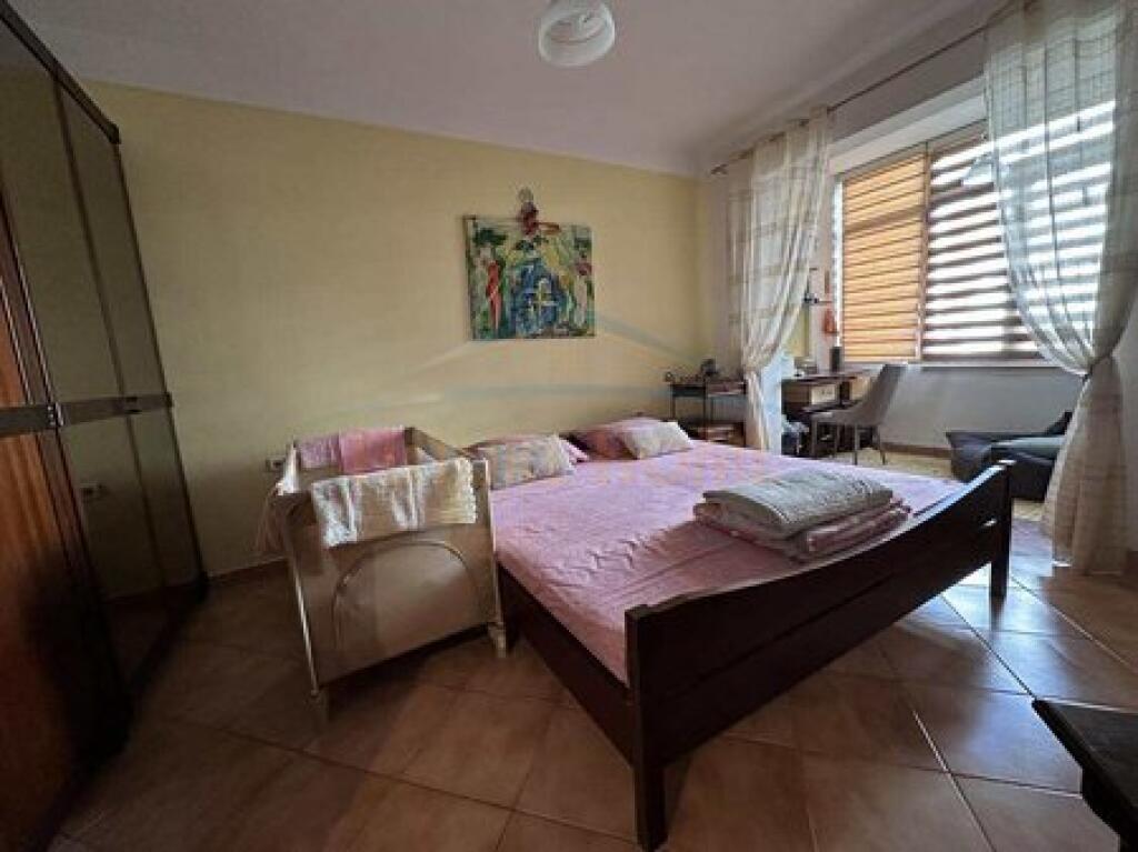 In vendita , Appartamento 2+1+2 Misto Mame , Tirana