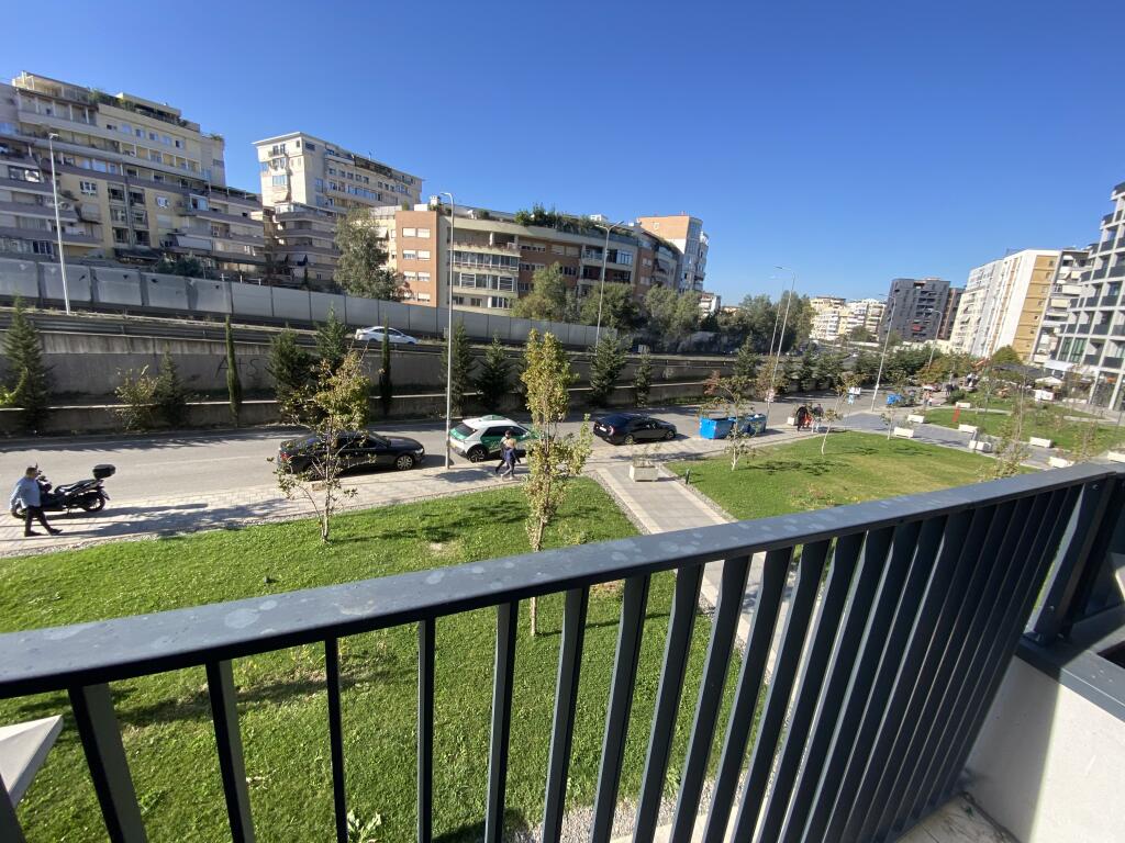 Locale commerciale, per uffici con vista lago liqeni, 900 euro