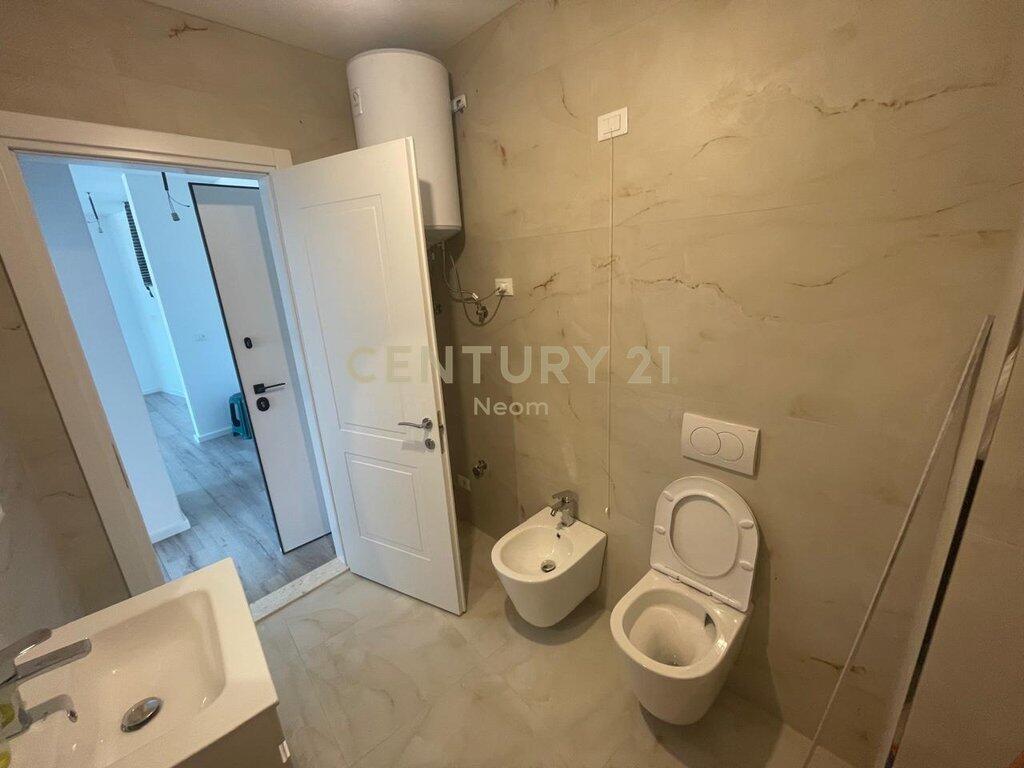 JEPET ME QIRA AMBIENT KOMERCIAL TE LAKE VIEW!