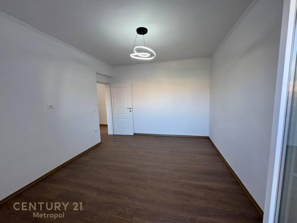 Shitet Apartament 2+1 në zonën e Xhamllikut, pranë Shkollës “Kongresi i Lushnjës”!