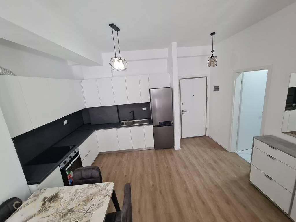 Vendesi in vendita 1+1 completamente arredato nella “Residenza Kaimi”, Tirana!