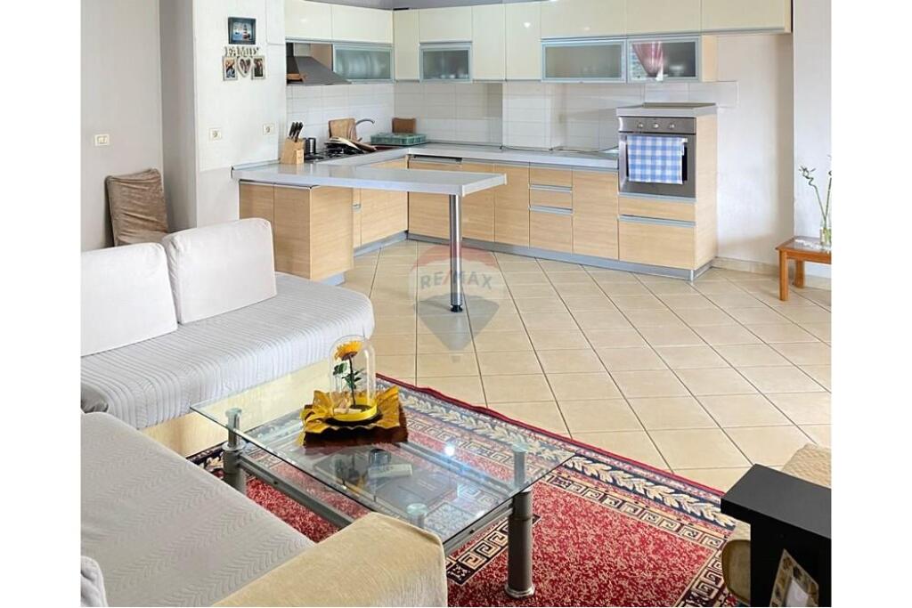 Shitet apartament 2+1 me verandë në Astir