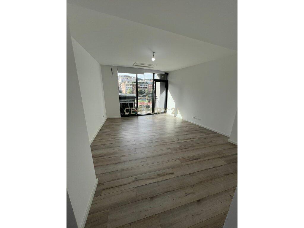 JEPET ME QIRA AMBIENT KOMERCIAL TE LAKE VIEW!