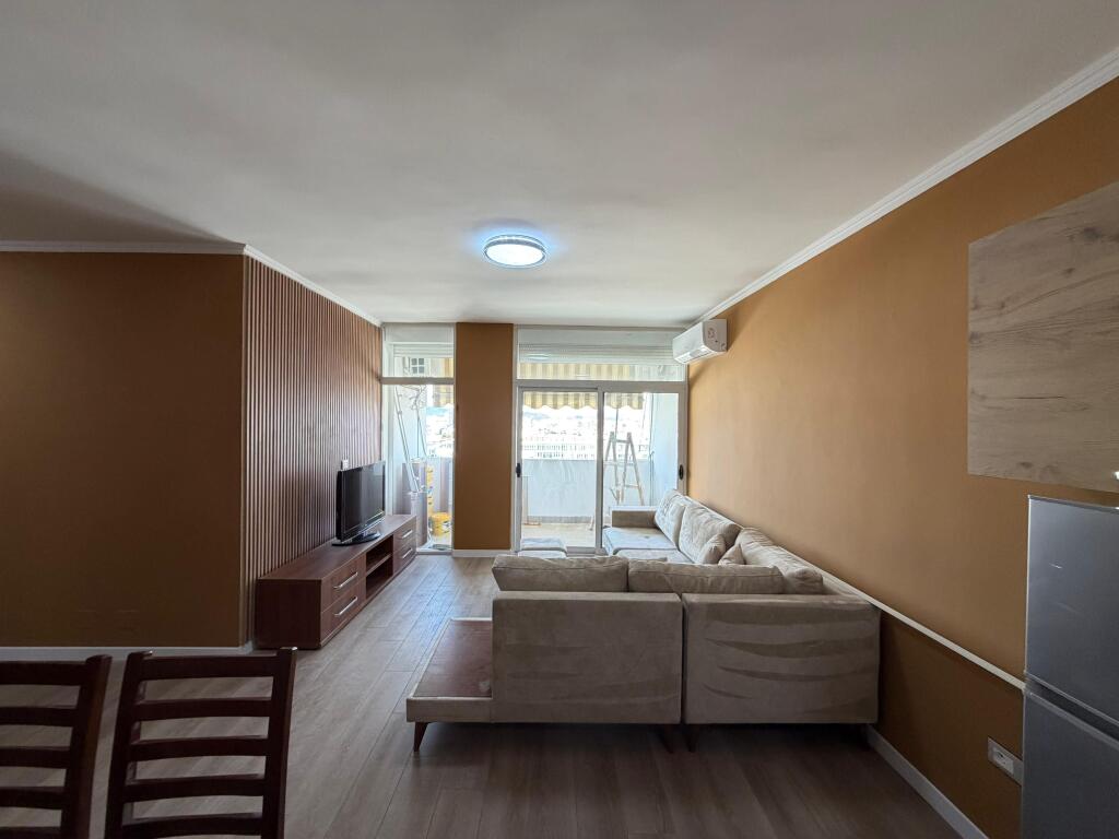 *Jepet me qira apartament 2+1 – Komuna e Parisit, Tiranë*