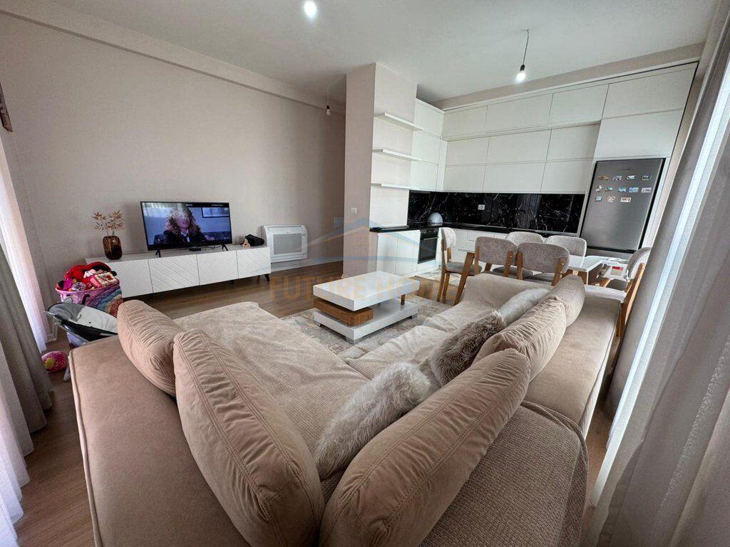 Shitet Apartament 1+1, Jordan Misja