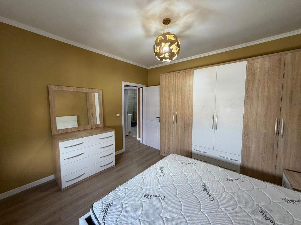 *Jepet me qira apartament 2+1 – Komuna e Parisit, Tiranë*