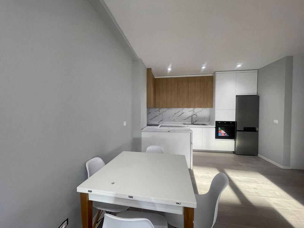 apartament me qira , Karl Gega