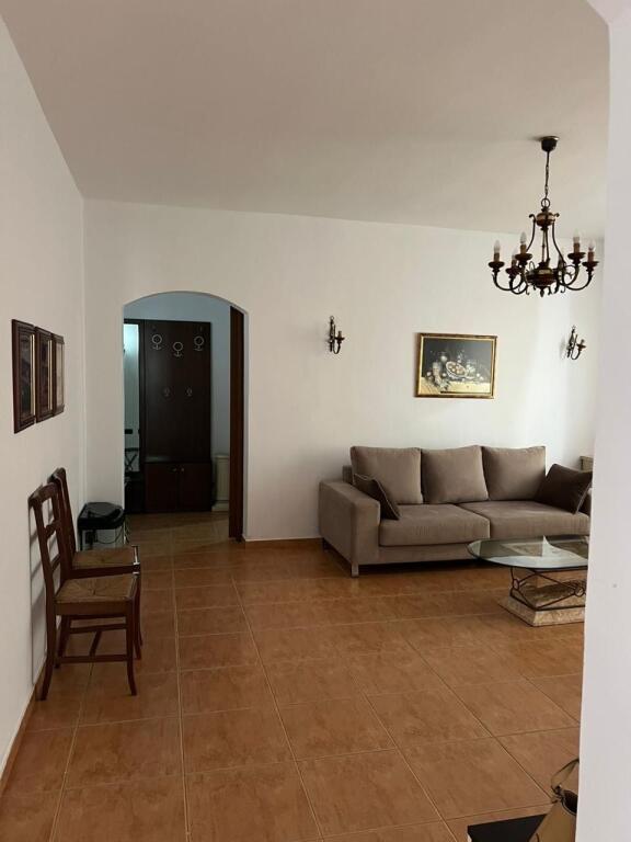 Apartament 1+1 me qira prane St te Trenit!