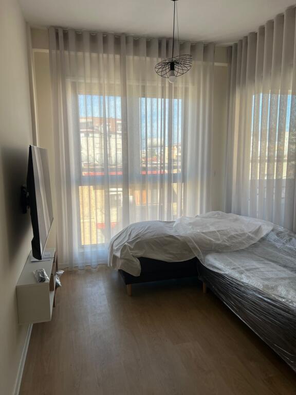 Apartment 1+1, Red School!