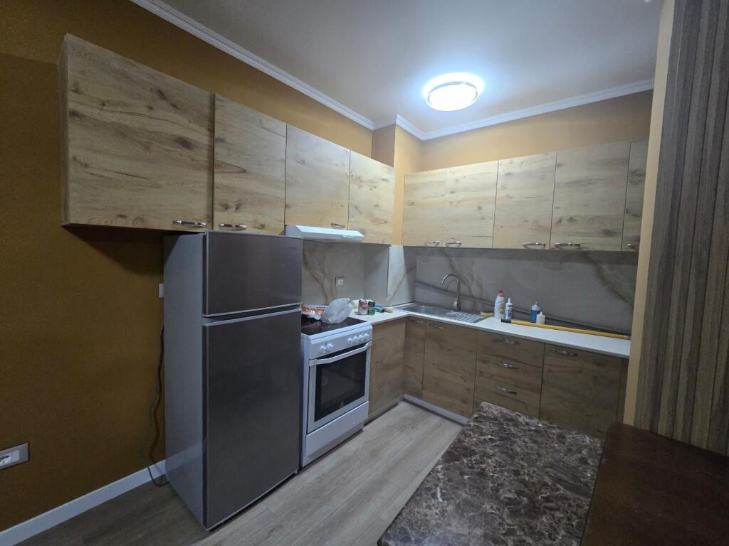 🏠 Jepet me Qira Apartament 2+1 – Komuna e Parisit, Tiranë