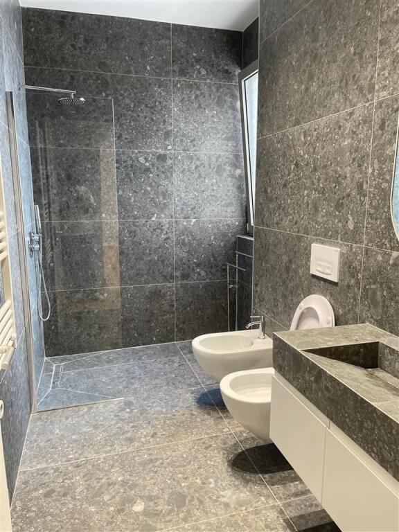 APARTAMENT  1+1 LUKSOZ ME QIRA tek LIQENI I THATE