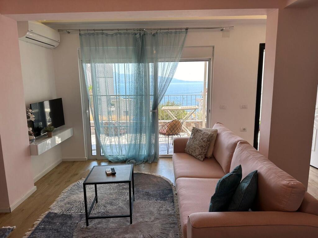 🏡 Apartament 1+1 në shitje në Sarandë me pamje mahnitëse nga deti 🌊 dhe vend parkimi 🚗
