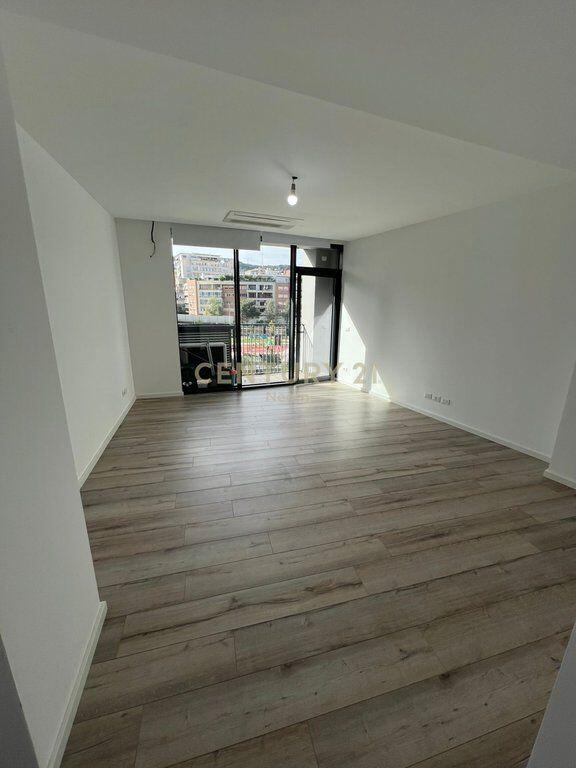 JEPET ME QIRA AMBIENT KOMERCIAL TE LAKE VIEW!