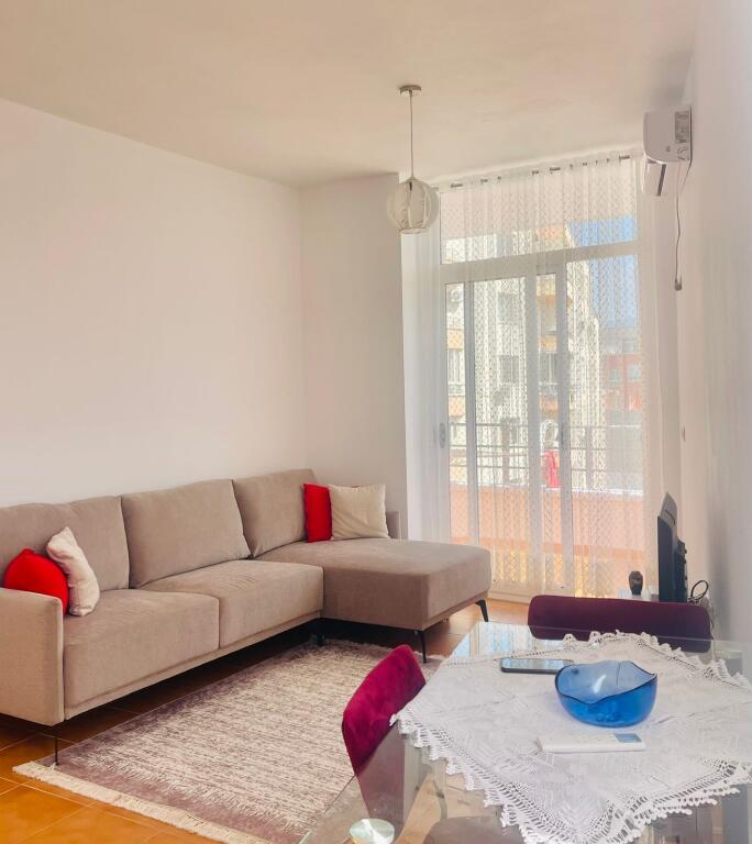 Apartament me qera 1+1
