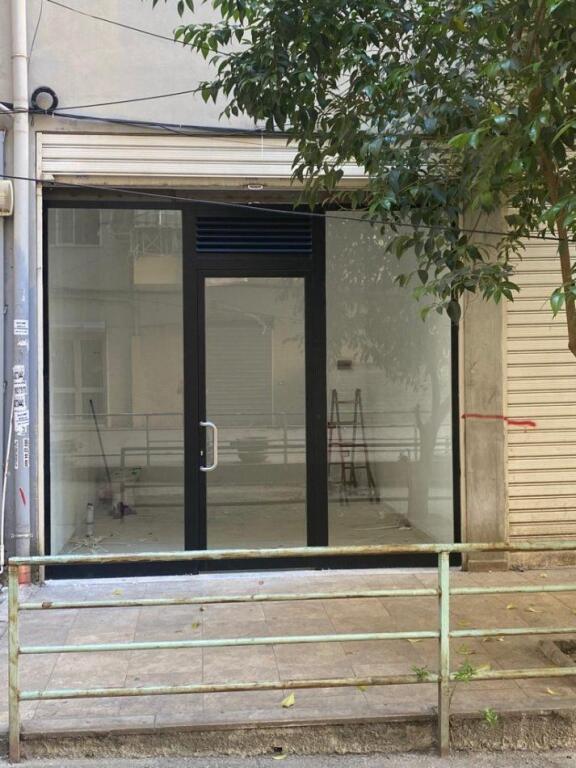 SHOP FOR SALE NEAR THE PARIS MUNICIPALITY