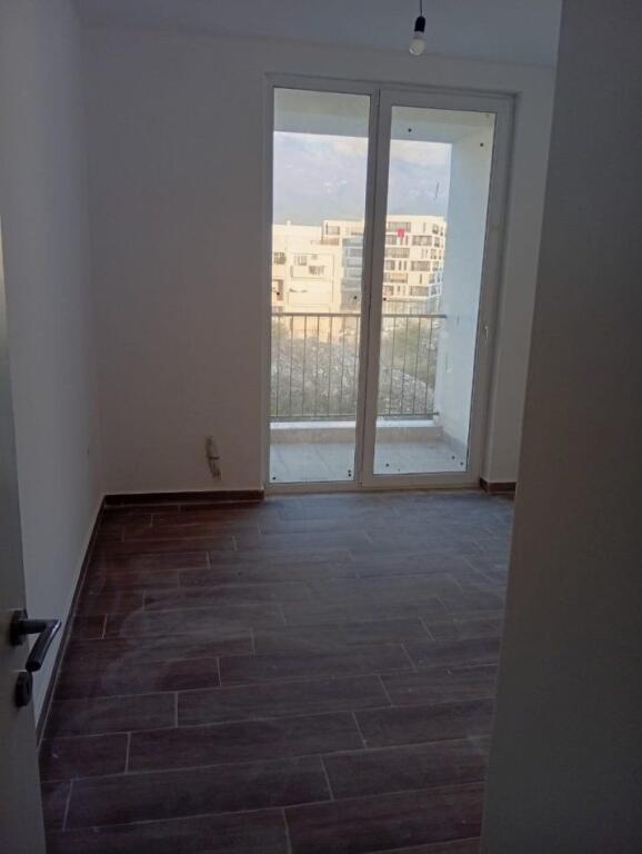 Jepet me Qera Apartament Bosh me kuzhine 2+1+2 tek Fundi i 5 Majit